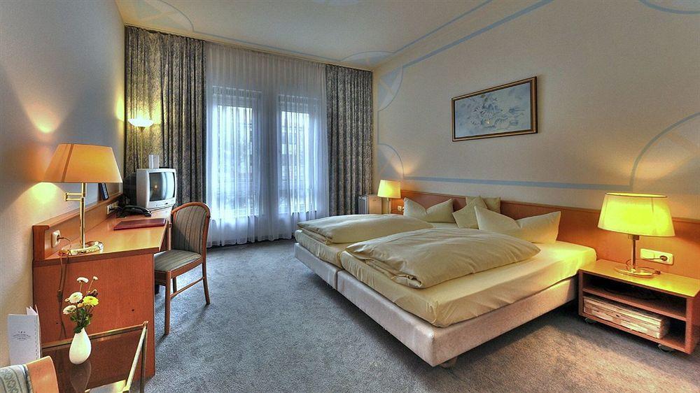 Hotel Central Dachau Garni Экстерьер фото