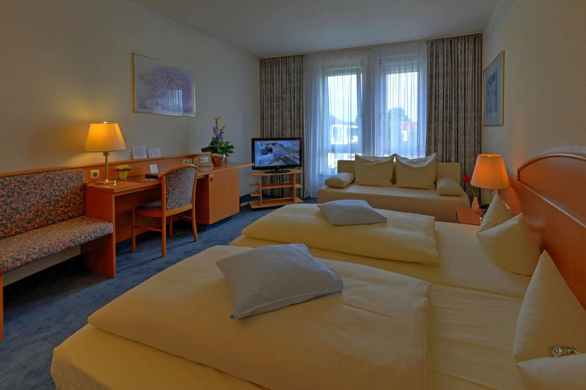 Hotel Central Dachau Garni Экстерьер фото