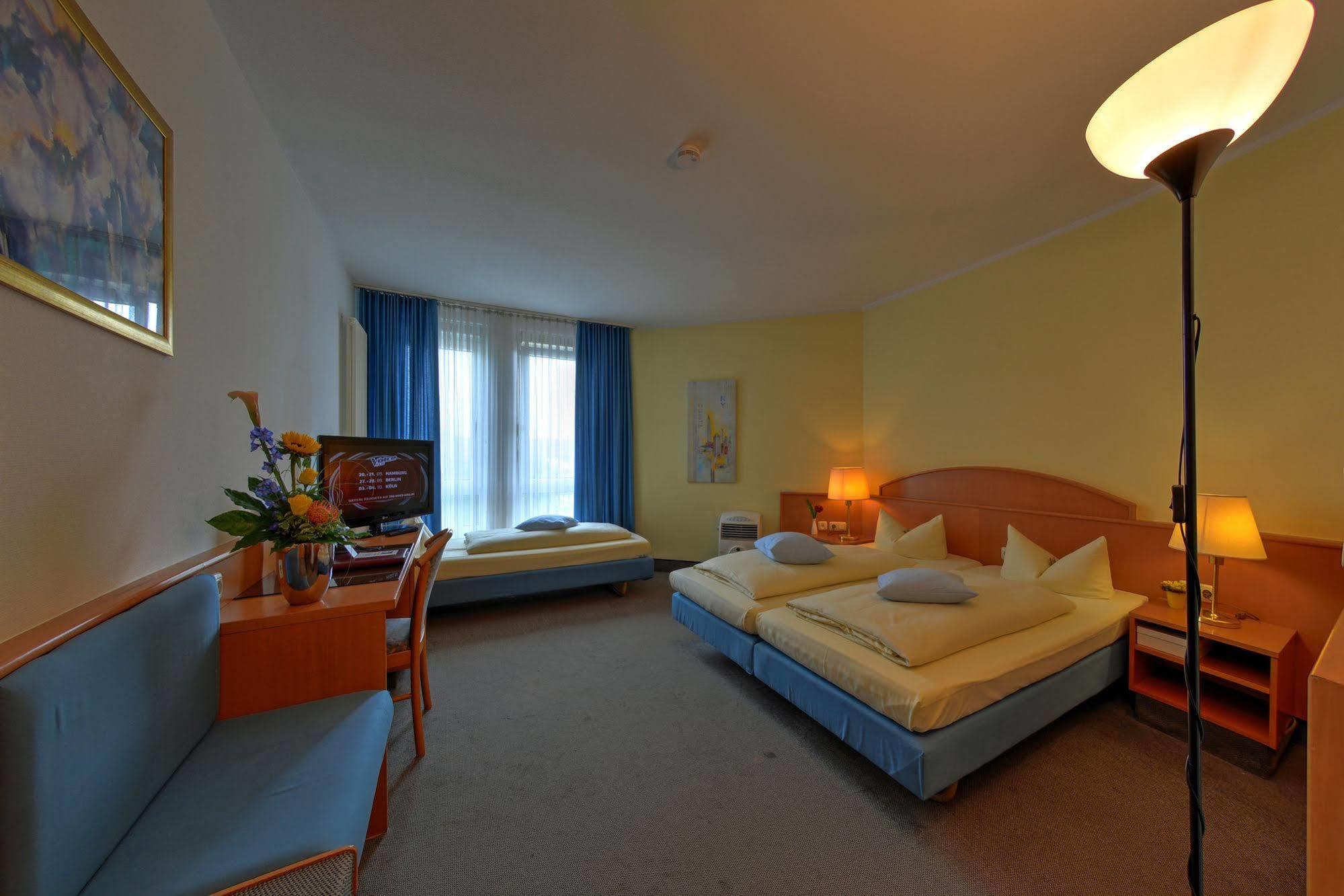 Hotel Central Dachau Garni Экстерьер фото