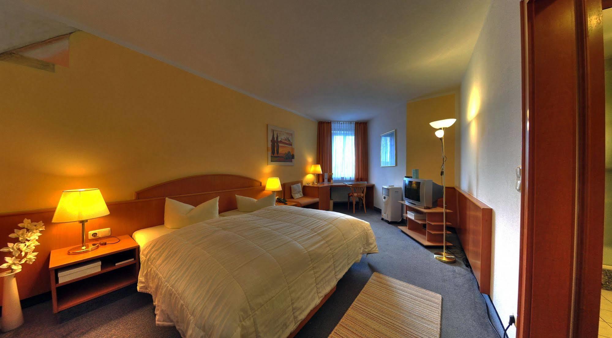 Hotel Central Dachau Garni Экстерьер фото